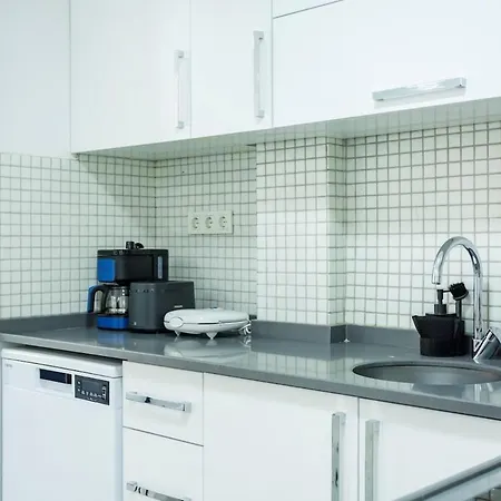 Westcoast 2-bedroom Townhouse Located Heart Of Old Town *