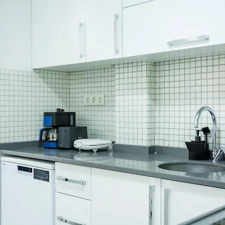 Westcoast 2-bedroom Townhouse Located Heart Of Old Town *