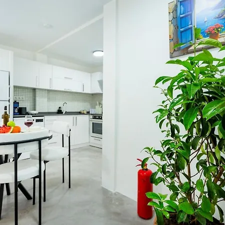 Westcoast 2-bedroom Townhouse Located Heart Of Old Town بيت للعطل