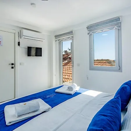 Westcoast 2-bedroom Townhouse Located Heart Of Old Town *
