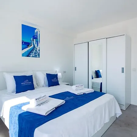 Westcoast 2-bedroom Townhouse Located Heart Of Old Town