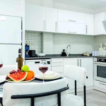 Westcoast 2-bedroom Townhouse Located Heart Of Old Town بيت للعطل