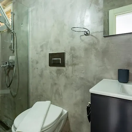 Westcoast 2-bedroom Townhouse Located Heart Of Old Town